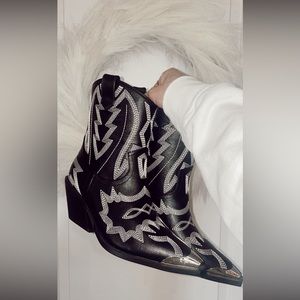 Utari Billini Black + White Western Ankle Boots 🖤 | Heel Height 3” | Worn ONCE